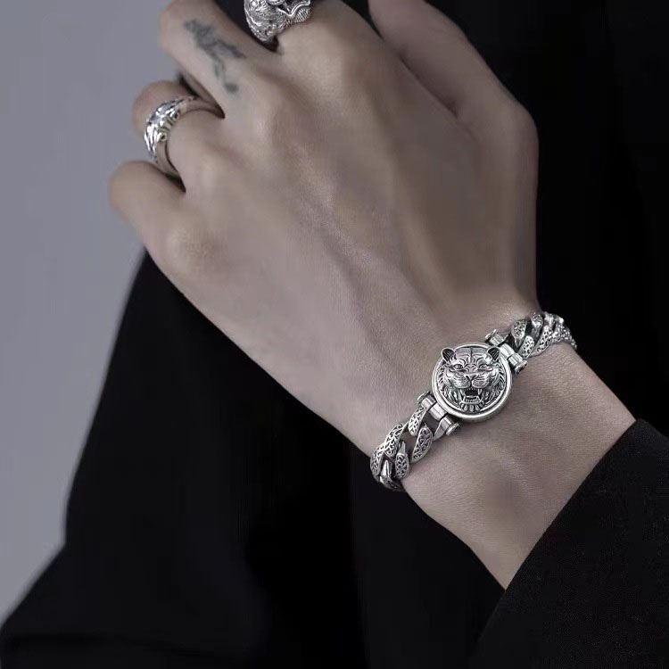 G*u*i bracelets
